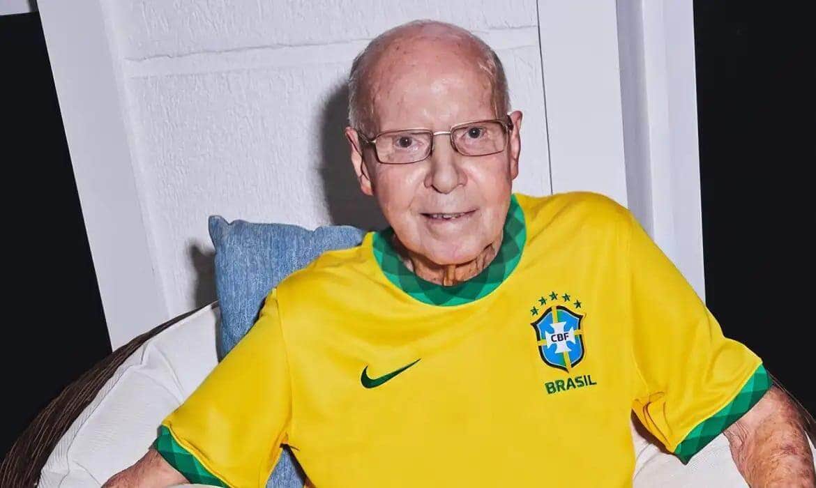 Zagallo recebe homenagens em velório na CBF enquanto familiares e fãs se reúnem para o último adeus