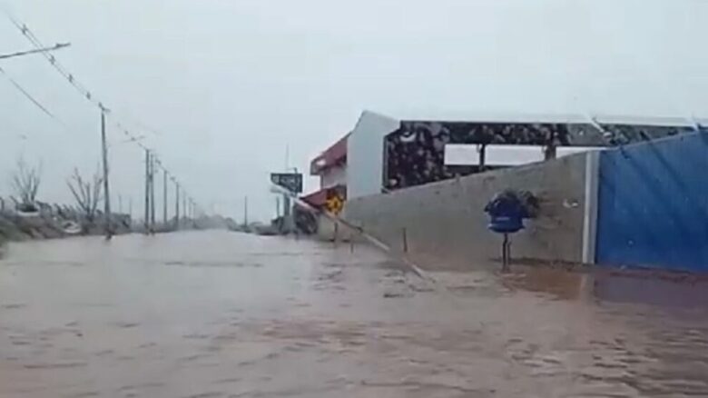 Chuva forte alaga ruas em Sorriso