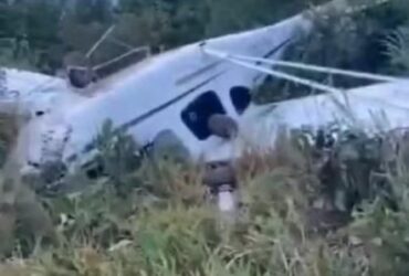 Avião de pequeno porte cai em fazenda na zona rural de Nova Canãa do Norte 