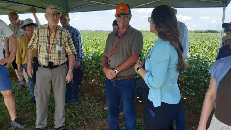 Blogueiro e produtor alemão elogia estrutura do agronegócio brasileiro em visita a Fundação Rio Verde de Pesquisas