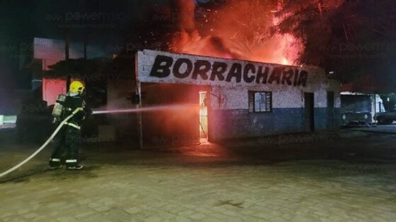 Incêndio em borracharia mobiliza Corpo de Bombeiros em Nova Mutum/MT