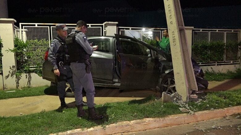 Motorista perde controle de carro e colide em muro e poste em Nova Mutum