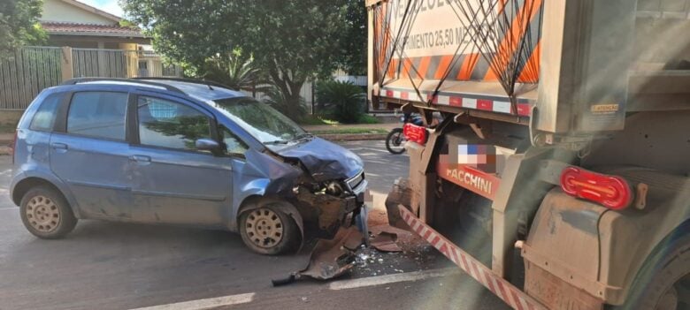 Motorista do Fiat Idea não se feriu no acidente.