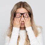 Mulher de óculos esfregando os olhos - Fotos do Canva