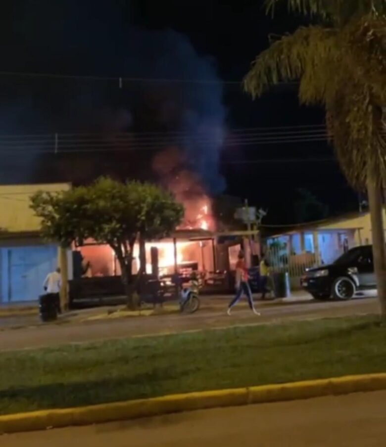 Incêndio destrói hamburgueria em Chapada dos Guimarães