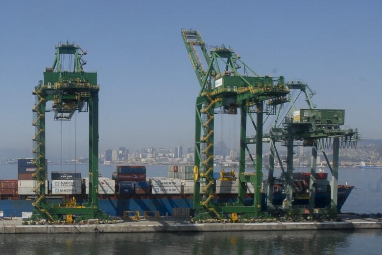 Atracação de navios no Caís do Porto do Rio de Janeiro, guindaste, container. Por: Arquivo/26. 07. 2012/Tânia Rêgo/Agência Brasil