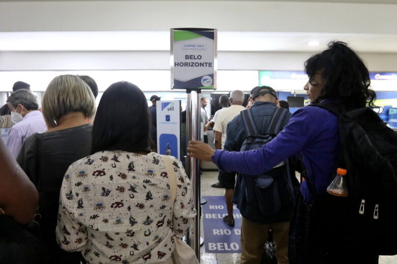 Guichês de companhias de ônibus da Rodoviária do Rio apresentam filas para troca de passagens e devolução de dinheiro. Devido aos bloqueios nas rodovias federais algumas viagens continuam suspensas Por: Tânia Rêgo/Agência Brasil