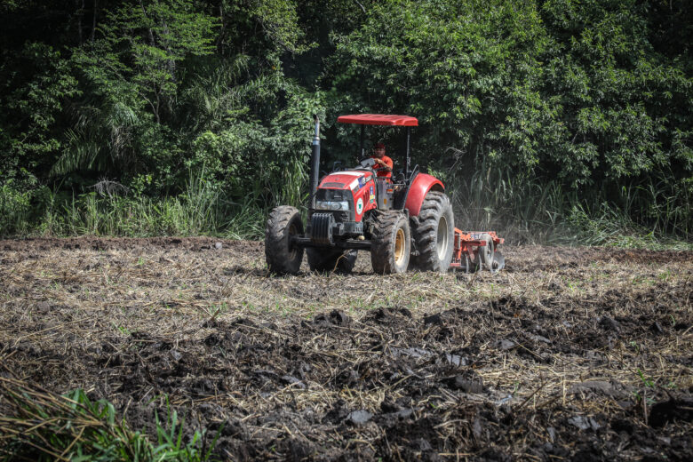 Tratores e implementos agrícolas contribuem com avanço na produção de comunidades em Poconé              Crédito - Michel Alvim/ Secom-MT