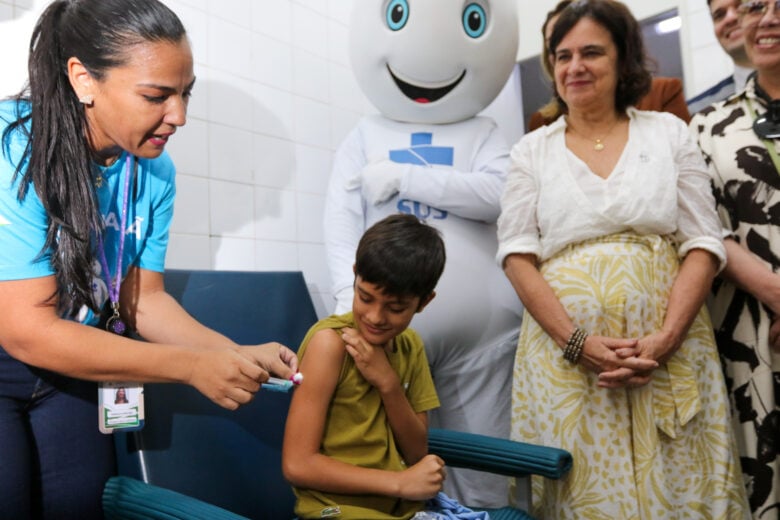 Brasília, DF 09/02/2024 A ministra da Saúde, Nísia Trindade, acompanha o início da vacinação contra dengue no Distrito Federal, na UBS1 do Cruzeiro. Foto: Fabio Rodrigues-Pozzebom/ Agência Brasil