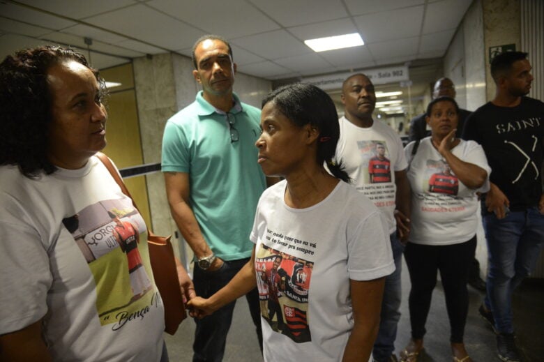 Parentes dos jogadores vítimas de incêndio no centro de treinamento Ninho do Urubu deixam o Tribunal de Justiça (TJ) do Rio de Janeiro após audiência de mediação com o Clube de Regatas do Flamengo. Por: Fernando Frazão/Agência Brasil