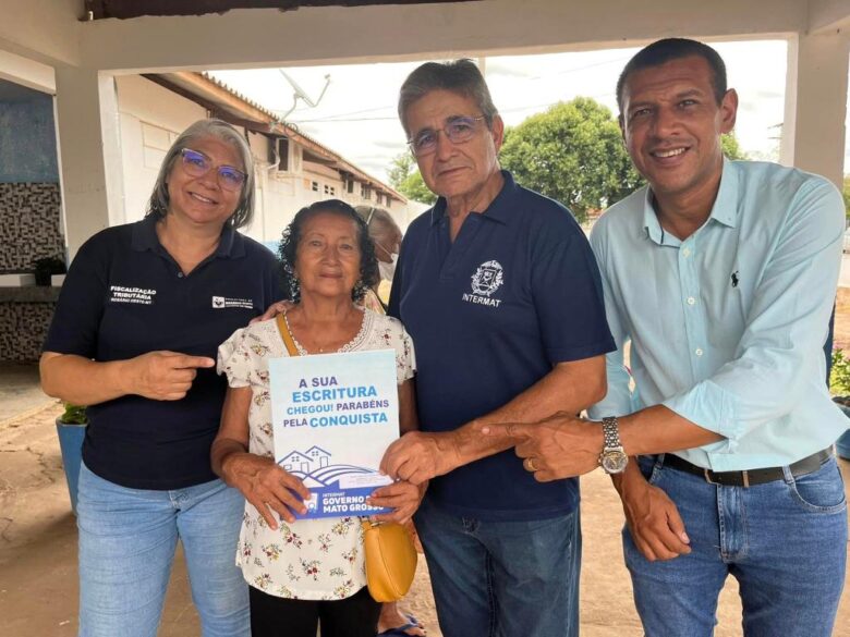 Maria Rosa, de 73 anos, foi uma das moradoras beneficiadas - Foto por: Emmanuel Duailibi/Acontece MT