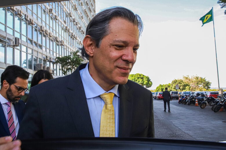 Brasília (DF) 17/10/2023 – O ministro da Fazenda,Fernando Haddad deixando o ministério após reuniões internas. Foto: Antonio Cruz/Agência Brasil