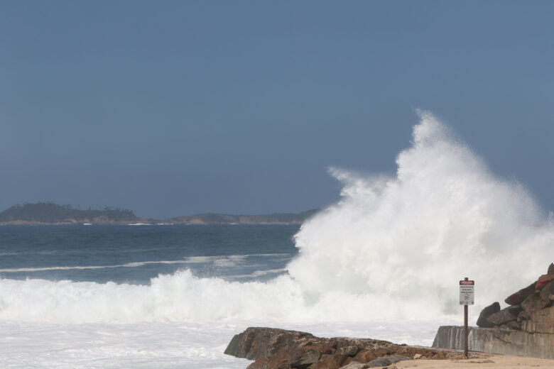 Rio de Janeiro (RJ), 03/04/2023 - Ressaca na orla de Ipanema e Leblon, zona sul da cidade. Foto: Tânia Rêgo/Agência Brasil