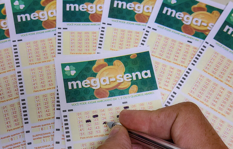 22/06/2023 - Brasília - Mega-Sena, concurso da Mega-Sena, jogos da Mega-Sena, loteria da Mega-Sena. - Volantes da Mega Sena sendo preenchidos para apostas em casas lotéricas da Caixa. Foto: Rafa Neddermeyer/Agência Brasil/Arquivo