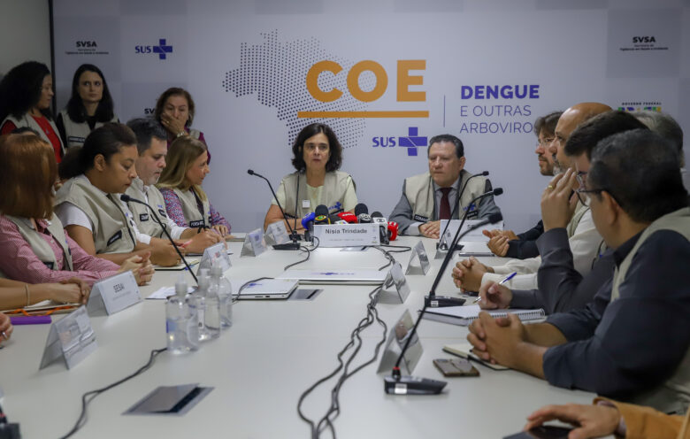 Brasília (DF), 03/02/2024, A ministra da Saúde, Nísia Trindade, dá início às atividades do Centro de Operações de Emergência contra a dengue (COE Dengue). A iniciativa, coordenada pelo Ministério da Saúde, em conjunto com estados e municípios, visa acelerar a organização de estratégias de vigilância frente ao aumento de casos no Brasil, permitindo mais agilidade no monitoramento e análise do cenário para definição de ações adequadas e oportunas para o enfrentamento da dengue no país. Foto Antonio Cruz/Agência Brasil