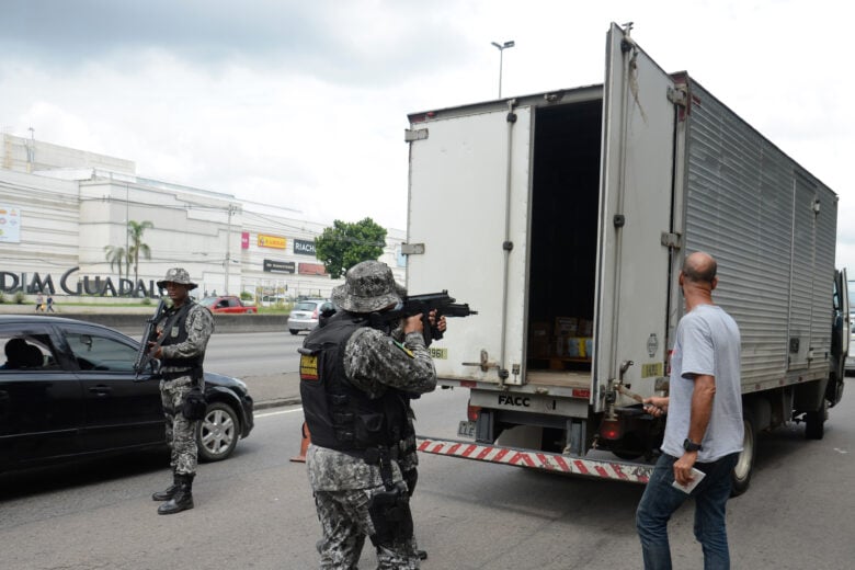 Rio de Janeiro - A Força Nacional faz operação contra o roubo de cargas na Avenida Brasil, em conjunto com militares, polícias estaduais e Rodoviária Federal, nas rodovias do estado (Tomaz Silva/Agência Brasil)