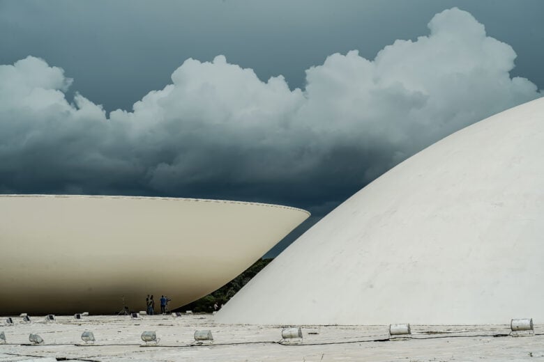 Brasília-DF, 01/02/2024, Cúpula da Câmara dos Deputados e do Senado Federal, no Conresso Nacional, com núvens, tempo fechado ao fundo. Foto: Rafa Neddermeyer/Agência Brasil