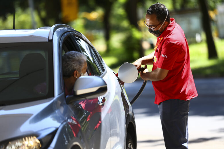 Força-tarefa integrada pela Agência Nacional do Petróleo, Gás Natural e Biocombustíveis (ANP), Procon e Inmetro fiscaliza postos revendedores de combustíveis em Brasília. Por: Marcelo Camargo/Agência Brasil