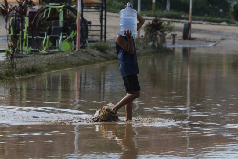 Belford Roxo (RJ) 16/01/2024 – Estragos e prejuízos aos moradores causados pelas chuvas em Belford Roxo, na Baixada Fluminense, que teve diversos pontos de alagamentos com a enchente do rio Botas. Foto: Fernando Frazão/Agência Brasil