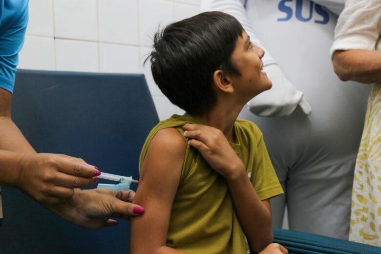 Brasília, DF 09/02/2024 A ministra da Saúde, Nísia Trindade, acompanha o início da vacinação contra dengue no Distrito Federal, na UBS1 do Cruzeiro. Foto: Fabio Rodrigues-Pozzebom/ Agência Brasil