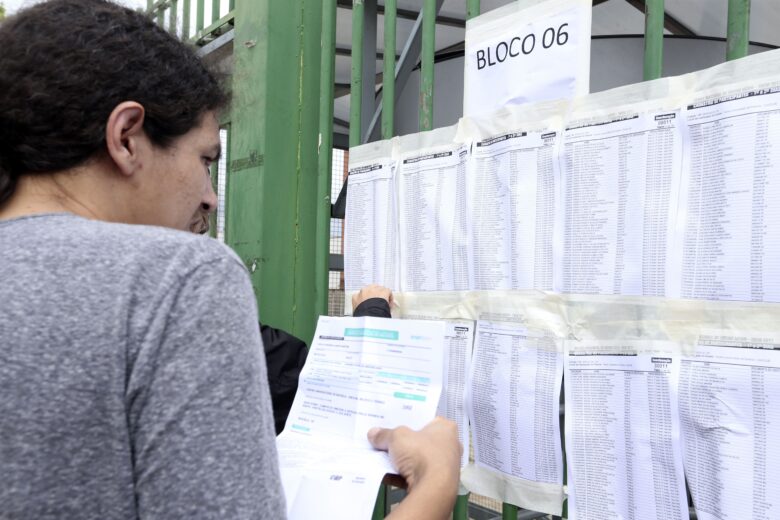 Estudante confere lista do Enem - Foto Valter Campanato-Arquivo Agência Brasil Por: Valter Campanato/Agência Brasil