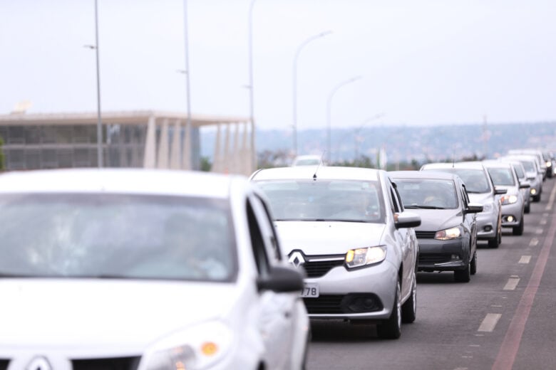 Brasília - Motoristas de aplicativos de todo o Brasil fazem buzinaço em frente ao Congresso Nacional em protesto contra projeto de lei que regulamenta aplicativos de transporte privado, como Uber e Cabify (Marcelo Camargo/Agência Brasil)