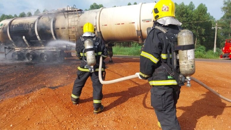 Incêndio mobiliza equipe de bombeiros e interdita rodovia por cerca de 30 minutos