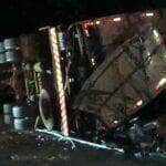 Motorista morre após carreta tombar na Serra de São Vicente em Mato Grosso