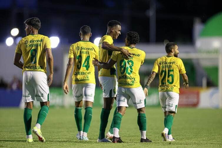 Brasiliense x Cuiabá ao vivo; onde assistir, horário e escalações do jogo desta quarta (20) pela Copa Verde. Foto: AssCom/Dourado
