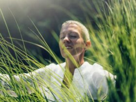 Abundância na natureza. Mulher se sentindo realizada, apreciando a natureza - Fotos do Canva