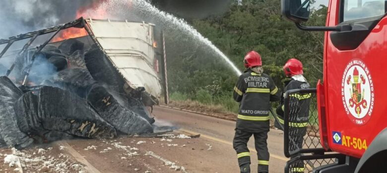 Corpo de Bombeiros combate incêndio em carreta