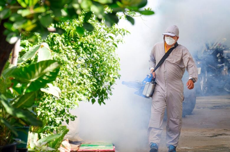 Dengue - Trabalhador de saúde ao ar livre usando máquina de nebulização pulverizando produtos químicos para eliminar mosquitos e prevenir a dengue na área de favela - Fotos do Canva