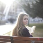 Livro de leitura tranquilo da mulher no parque - Fotos do Canva