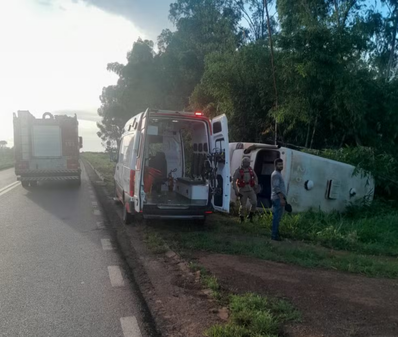 Micro-ônibus escolar tomba na BR-070 e deixa 9 feridos, incluindo 8 crianças