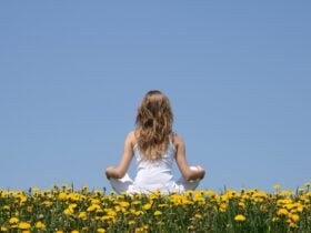 Mulher curtindo sua paz neste dia - Foto Canva