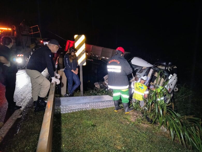 Caminhão basculante tomba em curva e cai em ribanceira, causando a morte do condutor