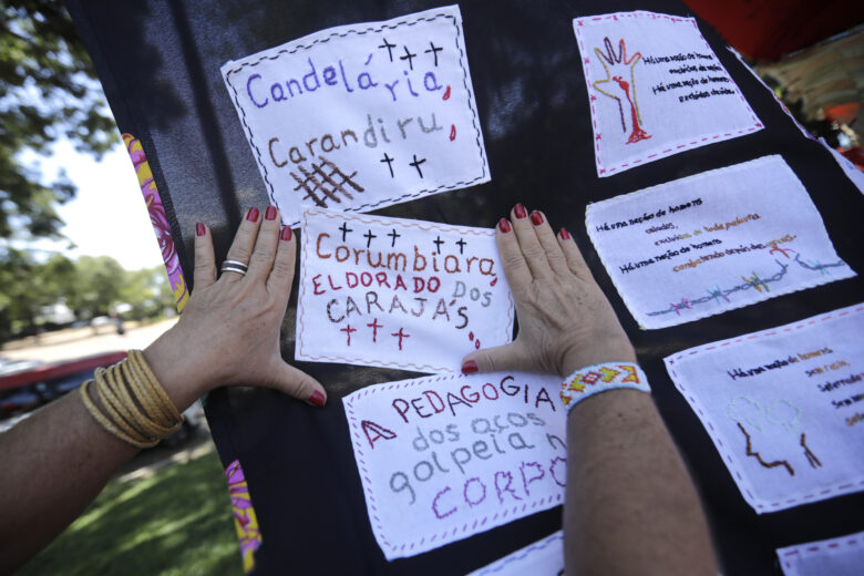 Brasília 27/03/2023 - Ato na Ponte que se chamava Costa e Silva e passou a se chamar Honestino Guimarães na semana de luta pela Democracia, em homenagem aos mortos e desaparecidos políticos na Ditadura. Foto: Joédson Alves/Agência Brasil