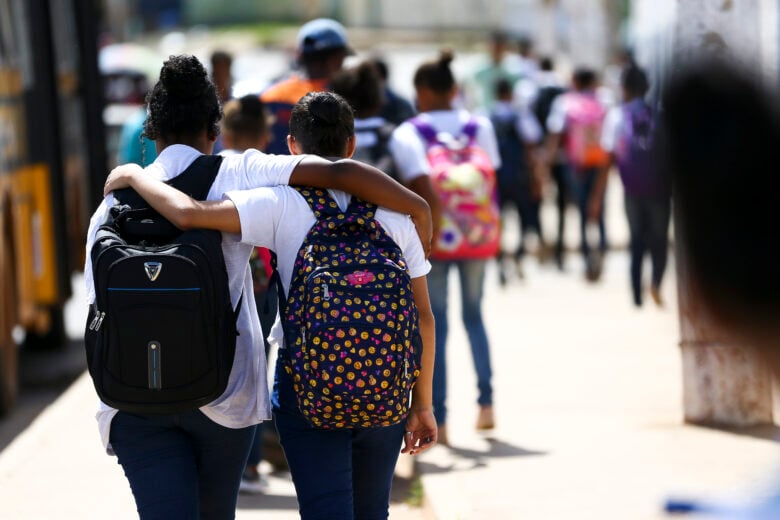 Alunos saindo de escola na Estrutural, no Distrito Federal Por: Marcelo Camargo/Agência Brasil