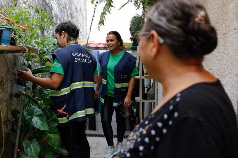 São Paulo (SP), 30/03/2023 - Agentes de vigilância em saúde fiscalizam e orientam moradores sobre focos do mosquito Aedes aegypti, transmissor da dengue, em Perdizes. Foto: Fernando Frazão/Agência Brasil