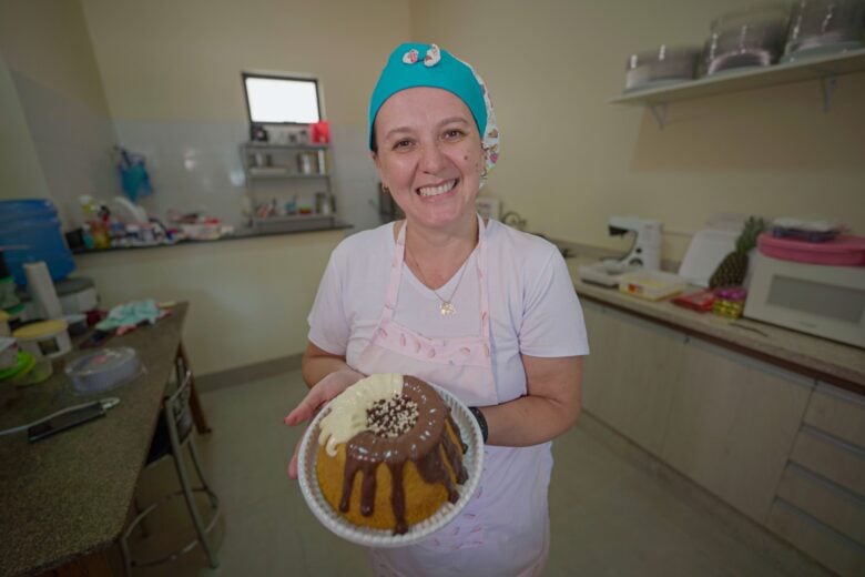 Dona Elisângela, proprietária do "Bolos da Eli" (Foto: Ascom Prefeitura/Anderson Lippi)