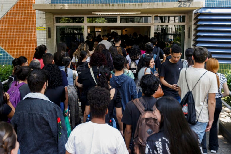 São Paulo (SP) 05/11/2023 - Estudantes e pais na Universidade Paulista no bairro do Paraiso . Foto: Paulo Pinto/Agência Brasil