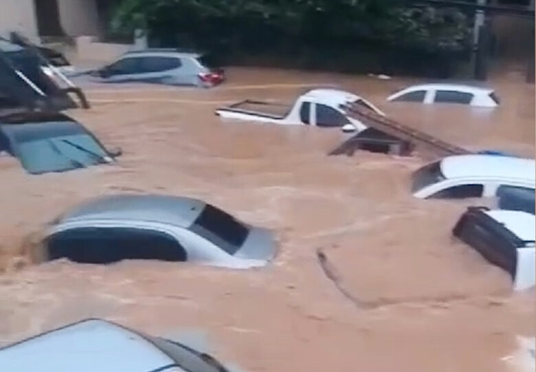 Espirito Santo-ES 23-03-2024 Carros foram arrastados e mais de 100 ficam desabrigados após chuvas no ES. Foto reprodução de vídeo. Por: Reprodução de vídeo TVE/ES.