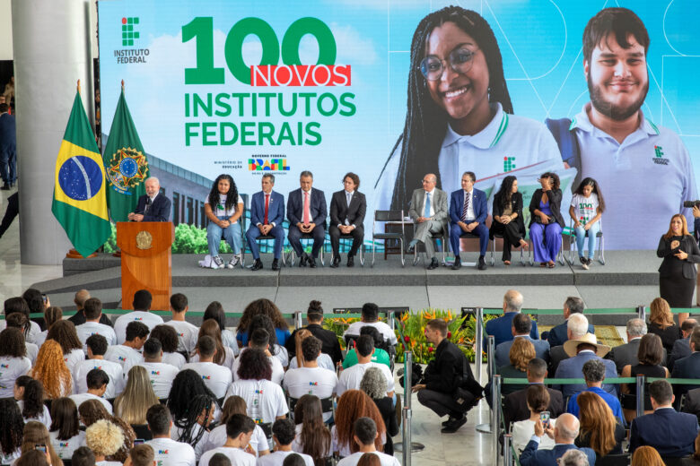 Brasília, 12/03/2024 (DF) - Presidente Luiz Inácio Lula da Silva, acompanhado do ministro da Educação Camilo Santana e do vice-presidente, Geraldo Alckmin, durante solenidade de anúncio de 100 novos Institutos Federais Foto: Fabio Rodrigues-Pozzebom/ Agência Brasil