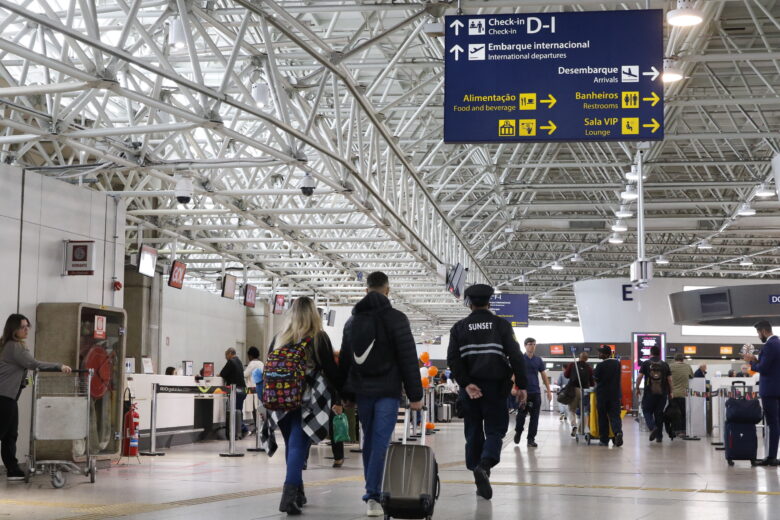 Rio de Janeiro (RJ), 02/10/2023 - Movimento de passageiros no Aeroporto Internacional Tom Jobim, no Galeão, após migração de voos operados no Aeroporto Santos Dumont. Foto: Fernando Frazão/Agência Brasil