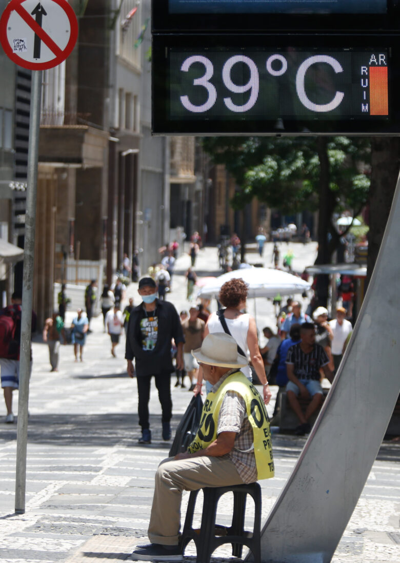 São Paulo SP 12/11/2023 Termometro marcando 39 graus na região da Praça da Sé. Foto: Paulo Pinto/Agência Brasil