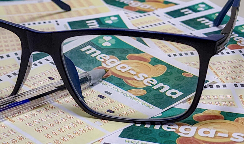 22/06/2023 - Brasília - Mega-Sena, concurso da Mega-Sena, jogos da Mega-Sena, loteria da Mega-Sena. - Volantes da Mega Sena sendo preenchidos para apostas em casas lotéricas da Caixa. Foto: Rafa Neddermeyer/Agência Brasil