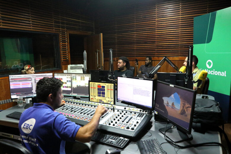 Rio de Janeiro (RJ), 12/09/2023 - Novo estúdio da Rádio Nacional durante transmissão do programa Revista Rio, apresentado por Dylan Araújo. Foto:Tânia Rêgo/Agência Brasil