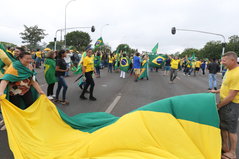 Manifestantes se reúnem em frente ao QG do Exército em Brasília Por: Valter Campanato/Agência Brasil