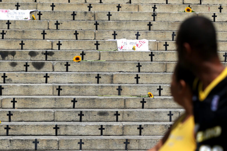 Rio de Janeiro (RJ), 08/03/2023 - Ato denúncia em frente à Câmara Municipal, organizado pelo campanha Levante Feminista contra o Feminicídio, colocarão 210 cruzes nas escadarias do Palácio Pedro Ernesto, simbolizando cada uma das 111 mulheres assassinadas no estado em 2022 e as 99 mulheres assassinadas em 2023. Foto: Tânia Rêgo/Agência Brasil