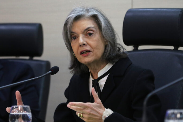 A ministra do Supremo Tribunal Federal (STF) Cármen Lúcia palestra no curso de iniciação para juízes que tomaram posse este ano, na Escola da Magistratura do Estado do Rio (Emerj), no centro da cidade. Por: Tânia Rêgo/Agência Brasil